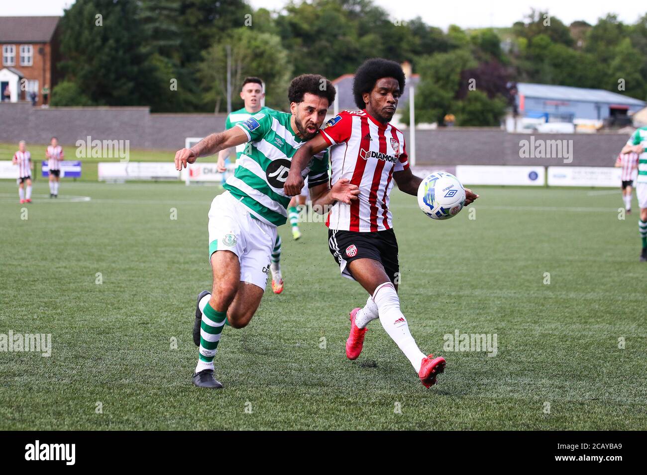 WALTER FIGUEIRA (Derry City FC) Eng von Roberto Lopes (Shamrock Rovers) Während des Airtricity League-Fixes zwischen Derry City Stockfoto