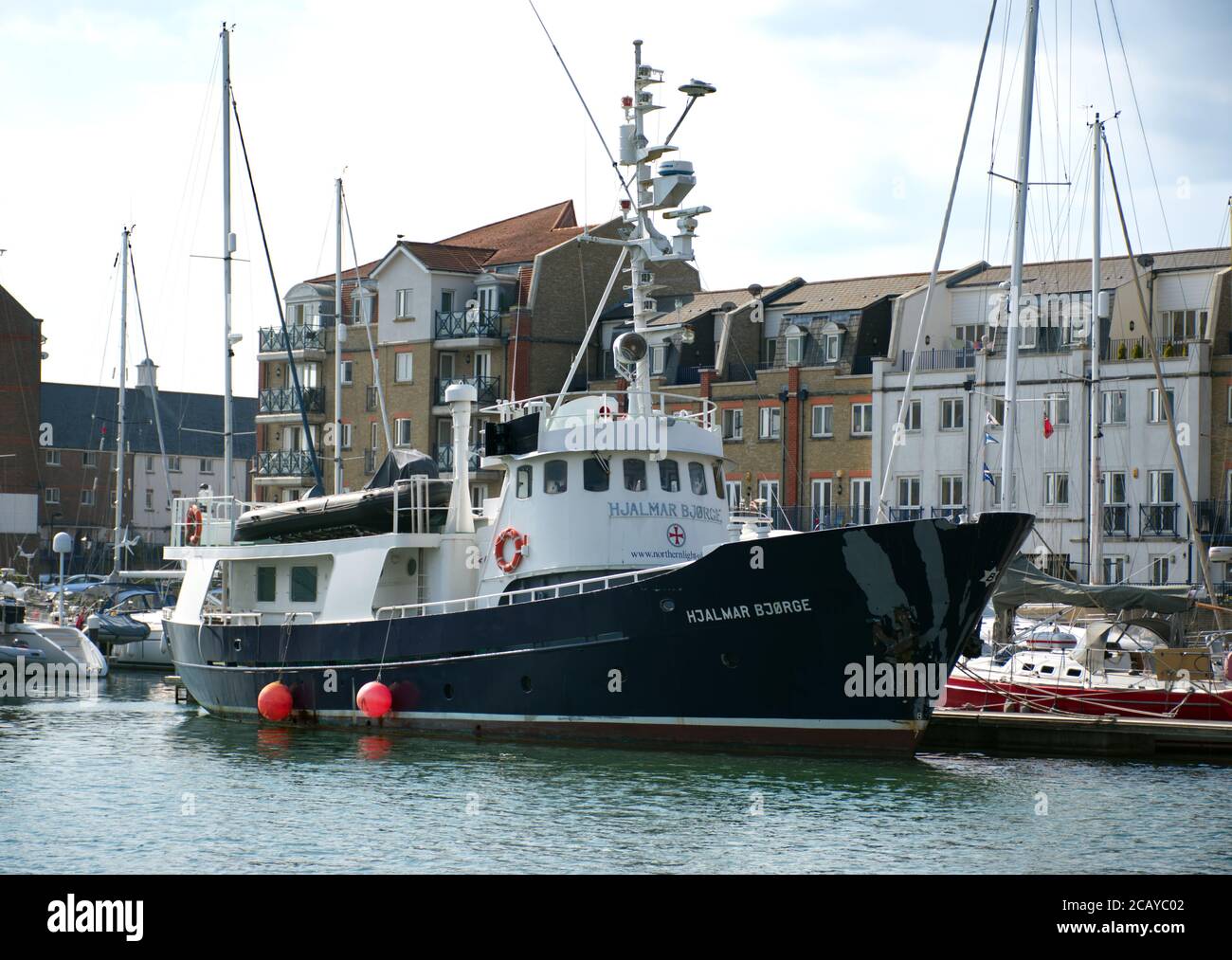 Die Hjalmar Bjørge, ein Northern Light Wildlife Kreuzfahrtschiff, liegt am Hafen von Soverign in Eastbourne, Sussex, England, Großbritannien. Stockfoto