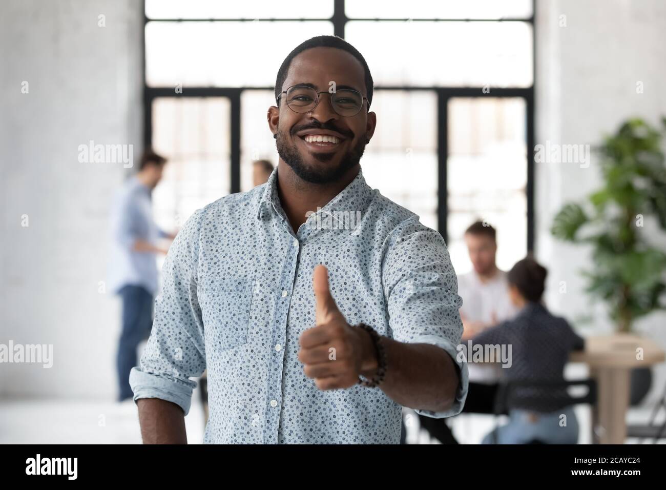 Kopf erschossen Porträt afroamerikanischen Geschäftsmann zeigt Daumen nach oben Stockfoto