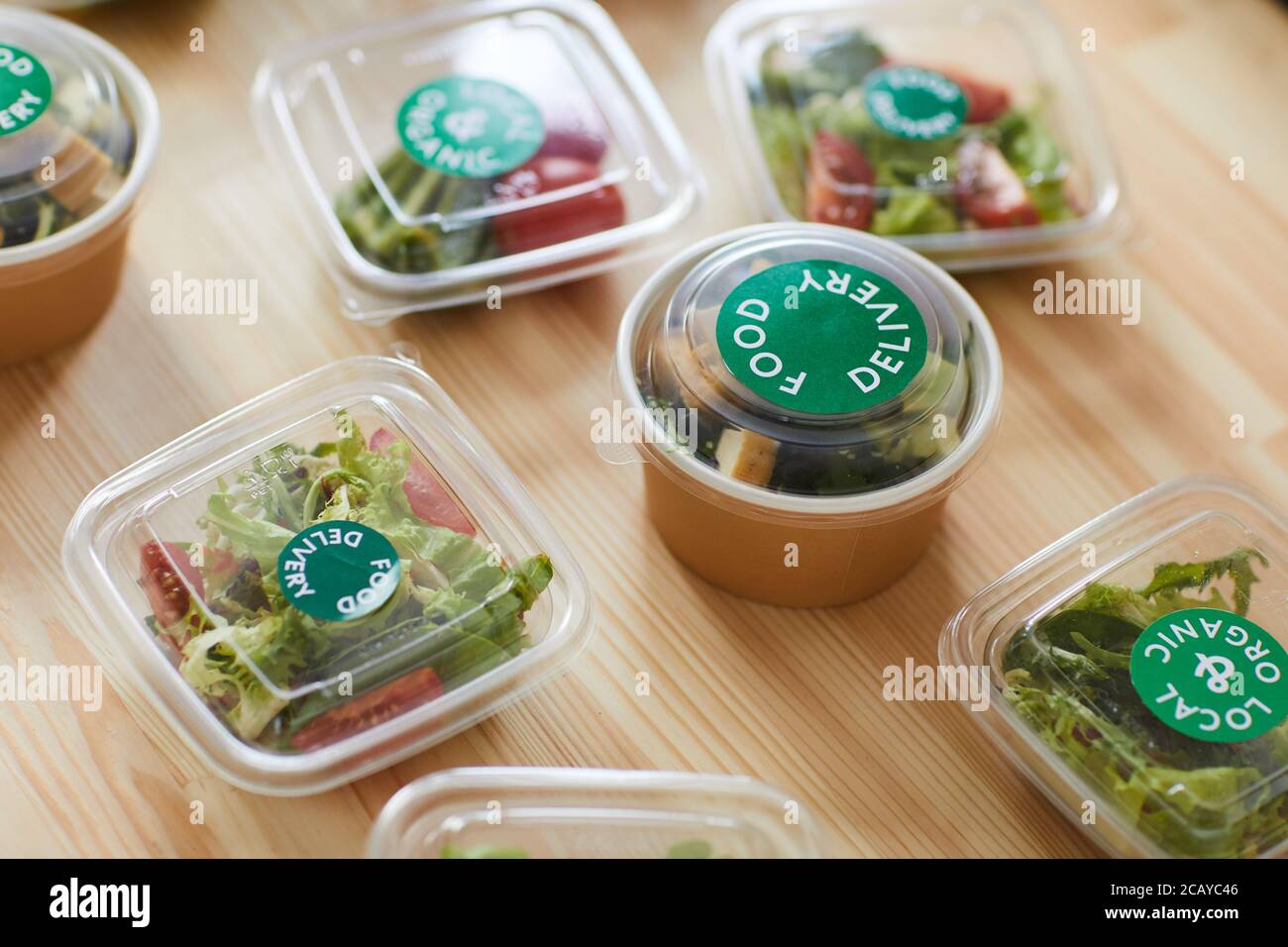 Oben Ansicht Hintergrund gesunde Lebensmittel Portionen in Kunststoffverpackungen auf Holztisch in Lebensmittel-Lieferservice, kopieren Raum Stockfoto