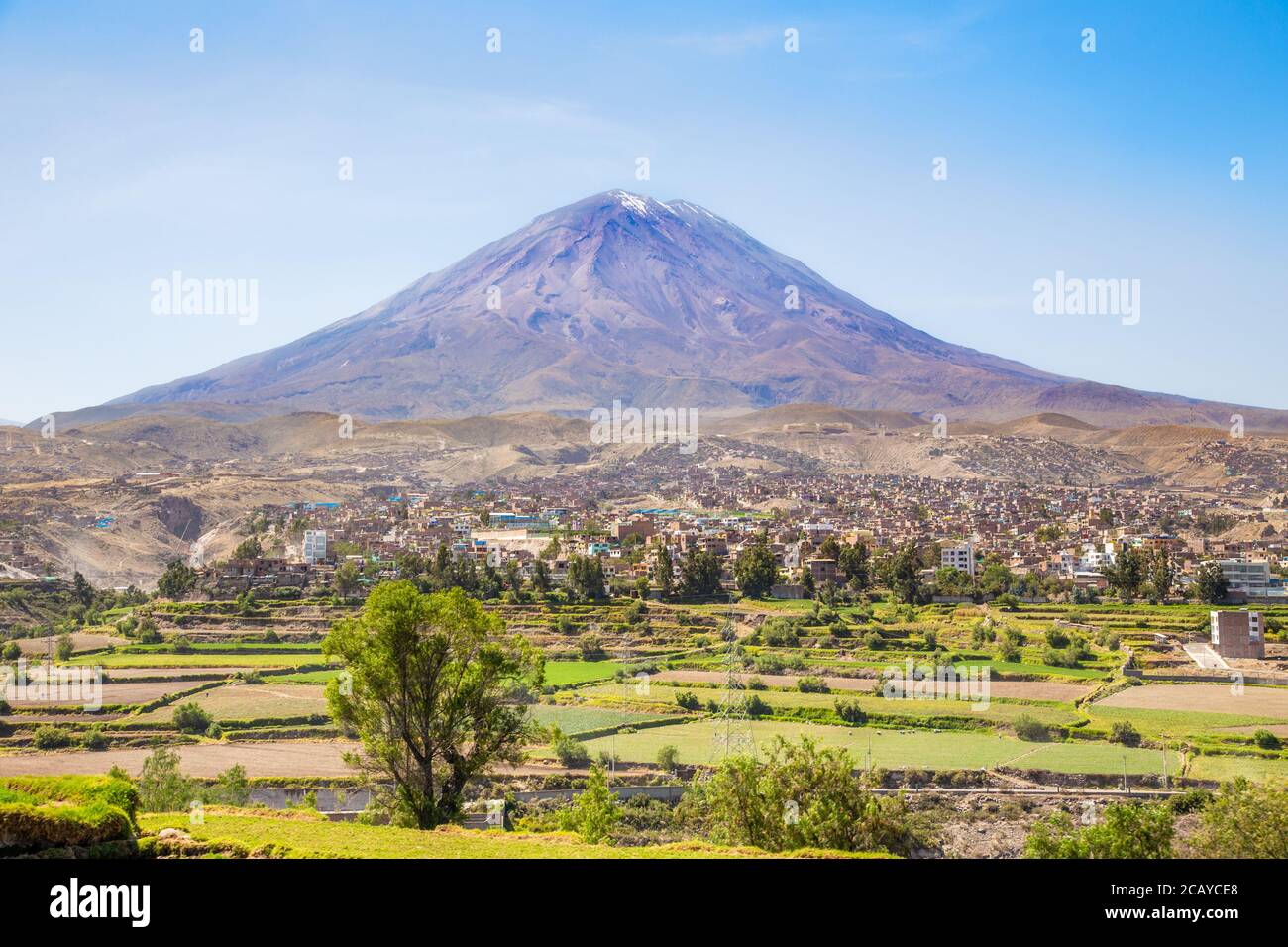 Schlafender Misti Vulkan über den Straßen und Häusern der peruanischen Stadt Arequipa, Peru Stockfoto