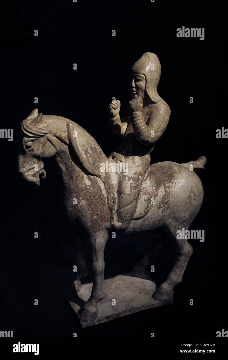 Figur eines Reiters (qima yong). Tang-Dynastie. 7. Jahrhundert n. Chr. Heller Ton mit farbloser Glasur. Aus China. Liebieghaus Museum. Frankfurt. Deutschland. Stockfoto