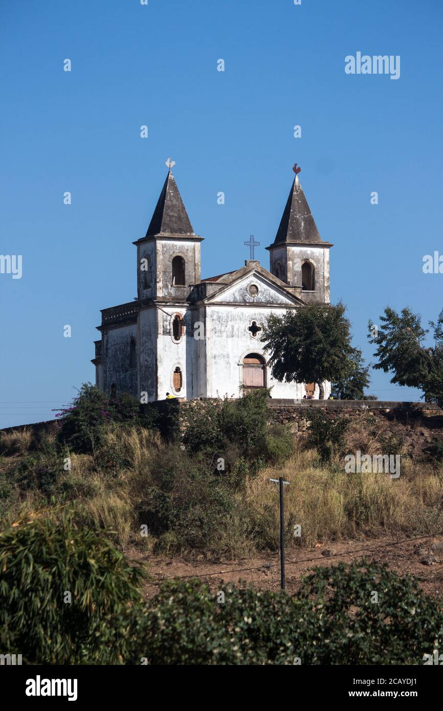 Die Kirche Nossa Senhora do Rosario (Unsere Liebe Frau vom Rosenkranz) wurde auf einem Hügel in der portugiesischen Kolonialzeit von der Mosambik Company zwischen 1902 errichtet Stockfoto