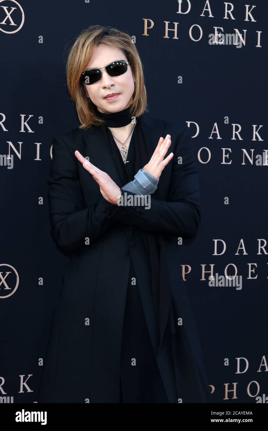 LOS ANGELES - 4. JUNI: Yoshiki bei der "Dark Phoenix" Weltpremiere im TCL Chinese Theatre IMAX am 4. Juni 2019 in Los Angeles, CA Stockfoto