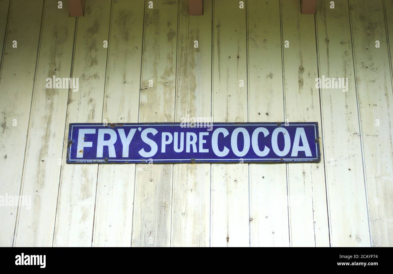 Vintage-Metall-Werbeplatte für Fry's Pure Cocoa, Melrose Bahnhof, Roxburghshire, Scottish Borders, Großbritannien. Stockfoto