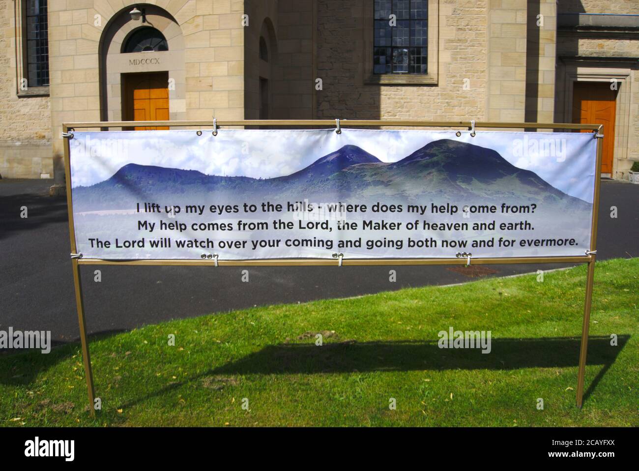 Banner vor der Melrose Parish Church, Roxburghshire, Scottish Borders, zitierte Psalm 121: "Ich hebe meine Augen auf zu den Hügeln." Stockfoto