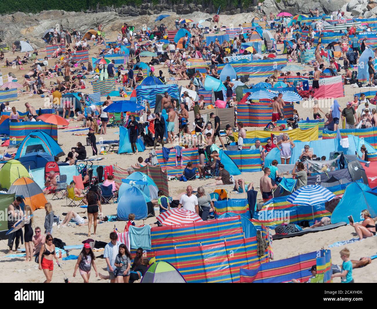 Newquay, Cornwall, 9. August 2020. Rekordmengen besuchen beliebten Touristenstrand als inländische Urlauber generieren volle Parkplätze. Fistral Strand. Kredit: Robert Taylor/Alamy Live Nachrichten Stockfoto