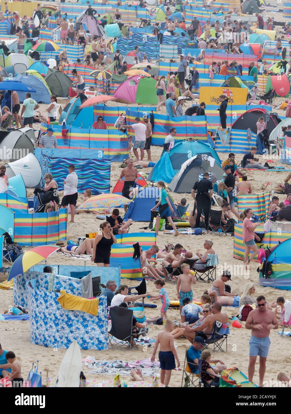 Newquay, Cornwall, 9. August 2020. Rekordmengen besuchen beliebten Touristenstrand als inländische Urlauber generieren volle Parkplätze. Fistral Strand. Kredit: Robert Taylor/Alamy Live Nachrichten Stockfoto