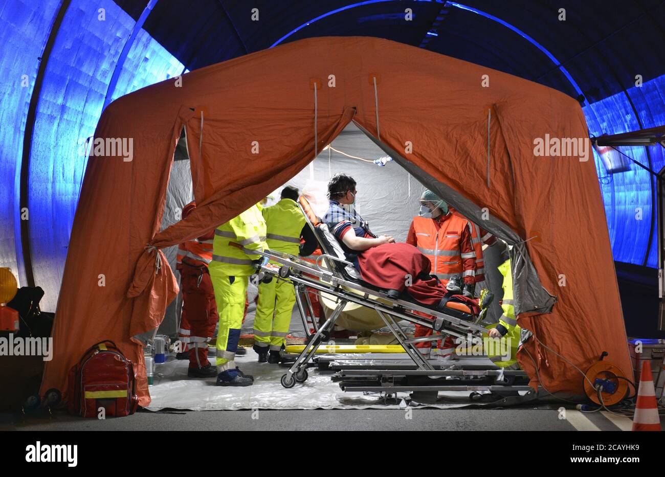 Patienten mit Corona Virus wartet auf die erste HILFE auf der Bahre in einem Feldzelt des Krankenhauses. Lagerraum für infizierte Covid-19. Stockfoto