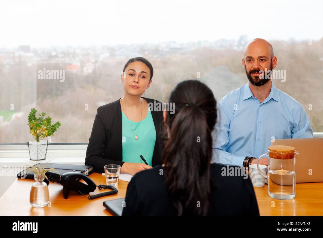 Bewerbungsgespräch im Büro einer Bewerberin - Rekrutierer, die Fragen stellen und mit dem Kandidaten sprechen Stockfoto