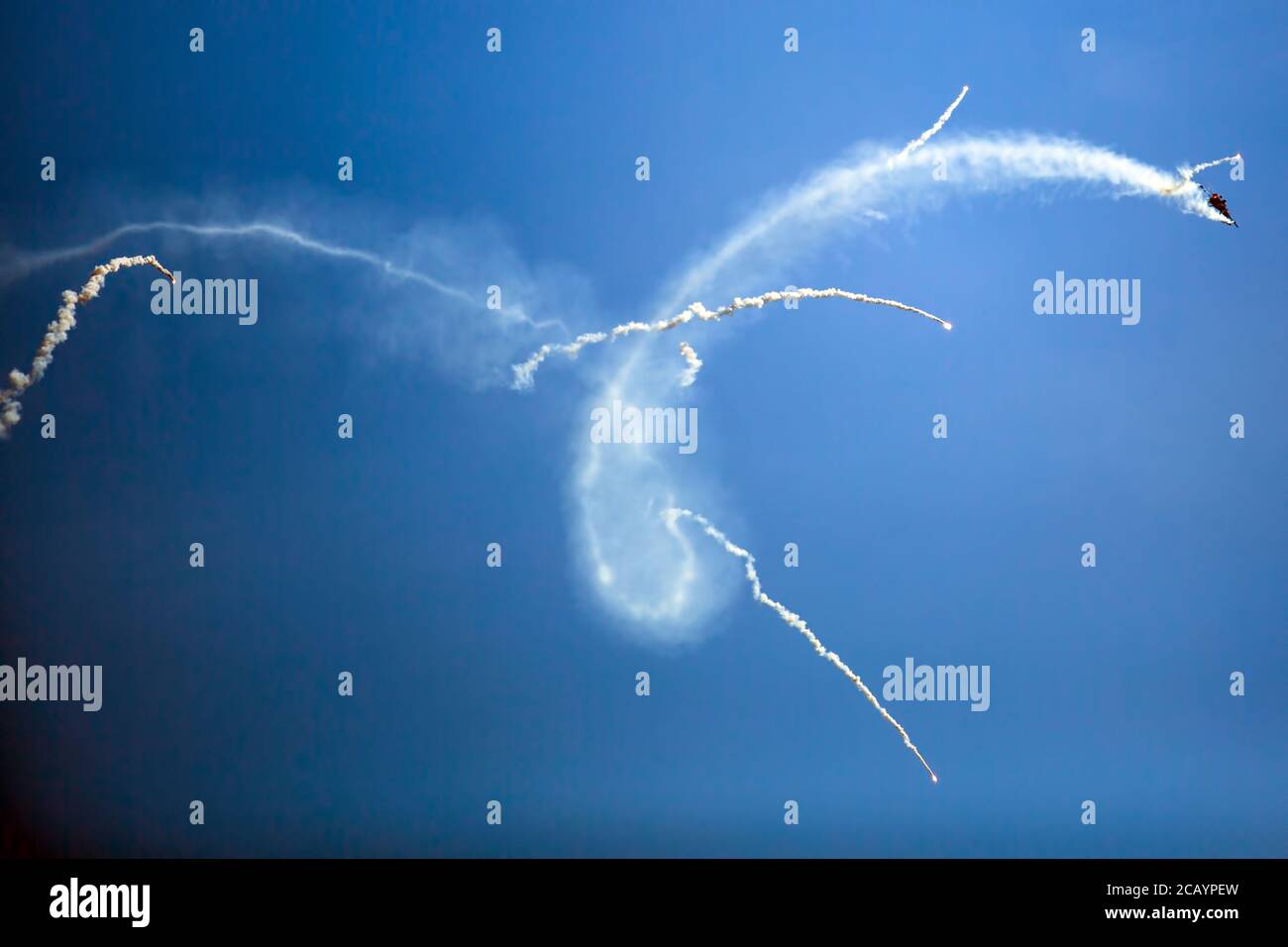 Kondensstreifen am blauen Himmel von Düsenflugzeugen. Stockfoto