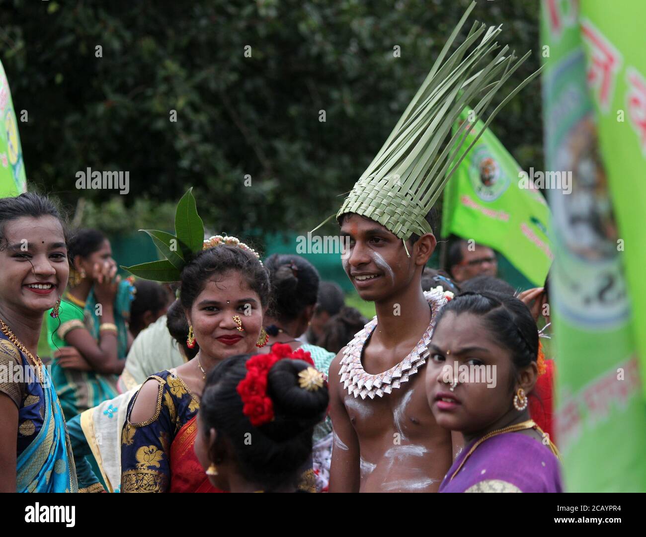 Indigene Menschen sehen sich während der Feier mit Freunden mischen.Stämme aus verschiedenen "Pada oder Hamlet" in der Aarey Kolonie kommen zusammen, um den "Internationalen Tag der indigenen Völker der Welt" zu feiern, indem sie mit Freunden und Familienmitgliedern singen und tanzen. Stockfoto