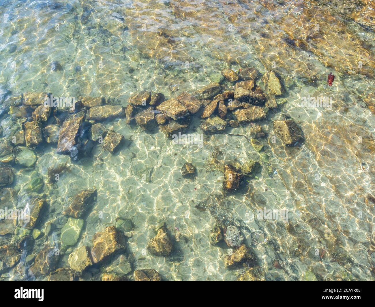 Flaches Wasser Kurnell mit Felsen am Boden auf einem Sonniger Winternachmittag Stockfoto