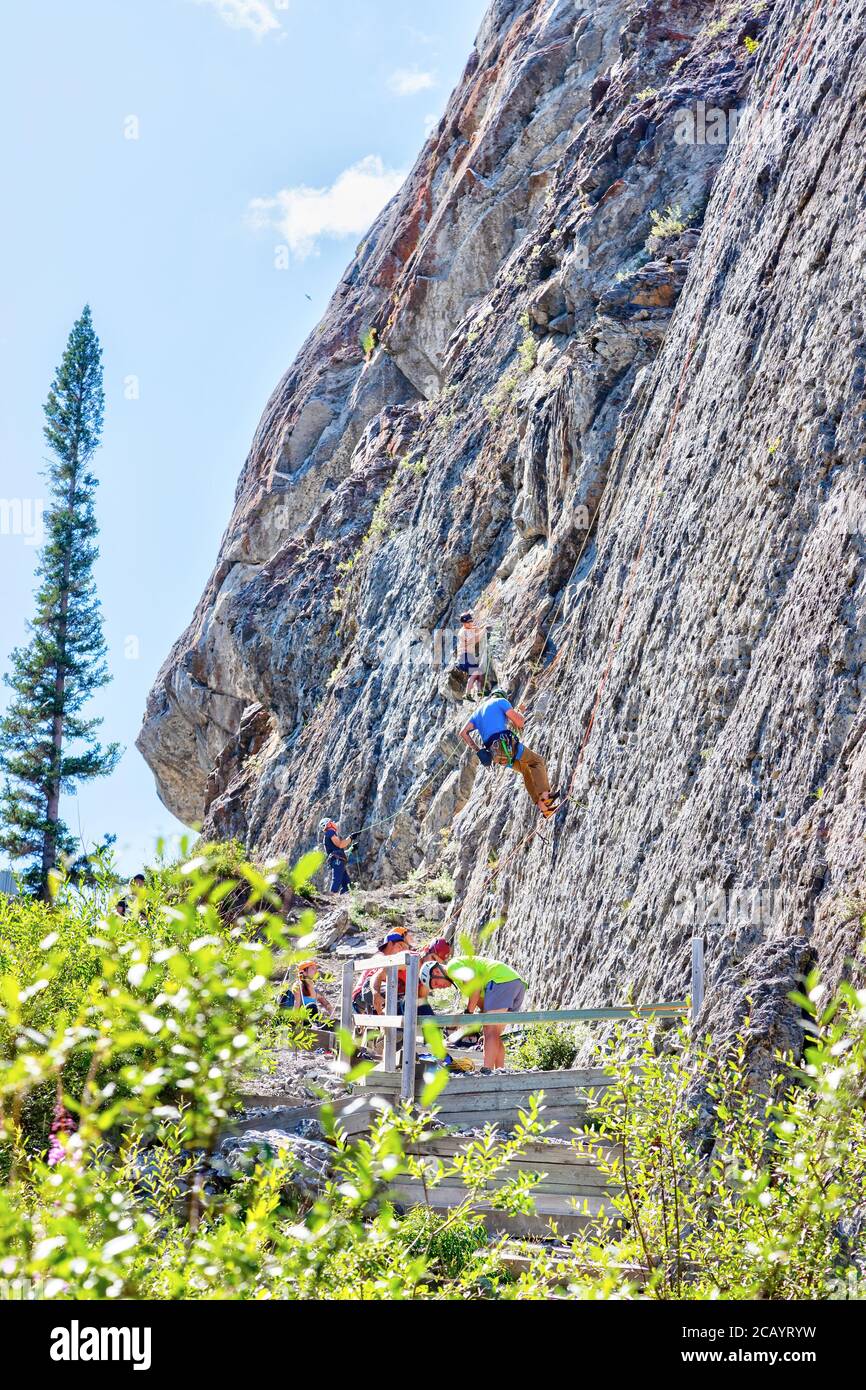 Canmore, Kanada - 28. Juli 2020: Bergsteiger erklimmen die steilen, versenkten Felsen an den Grassi Lakes in Canmore, einem beliebten Bergsteigerort in der Kana Stockfoto