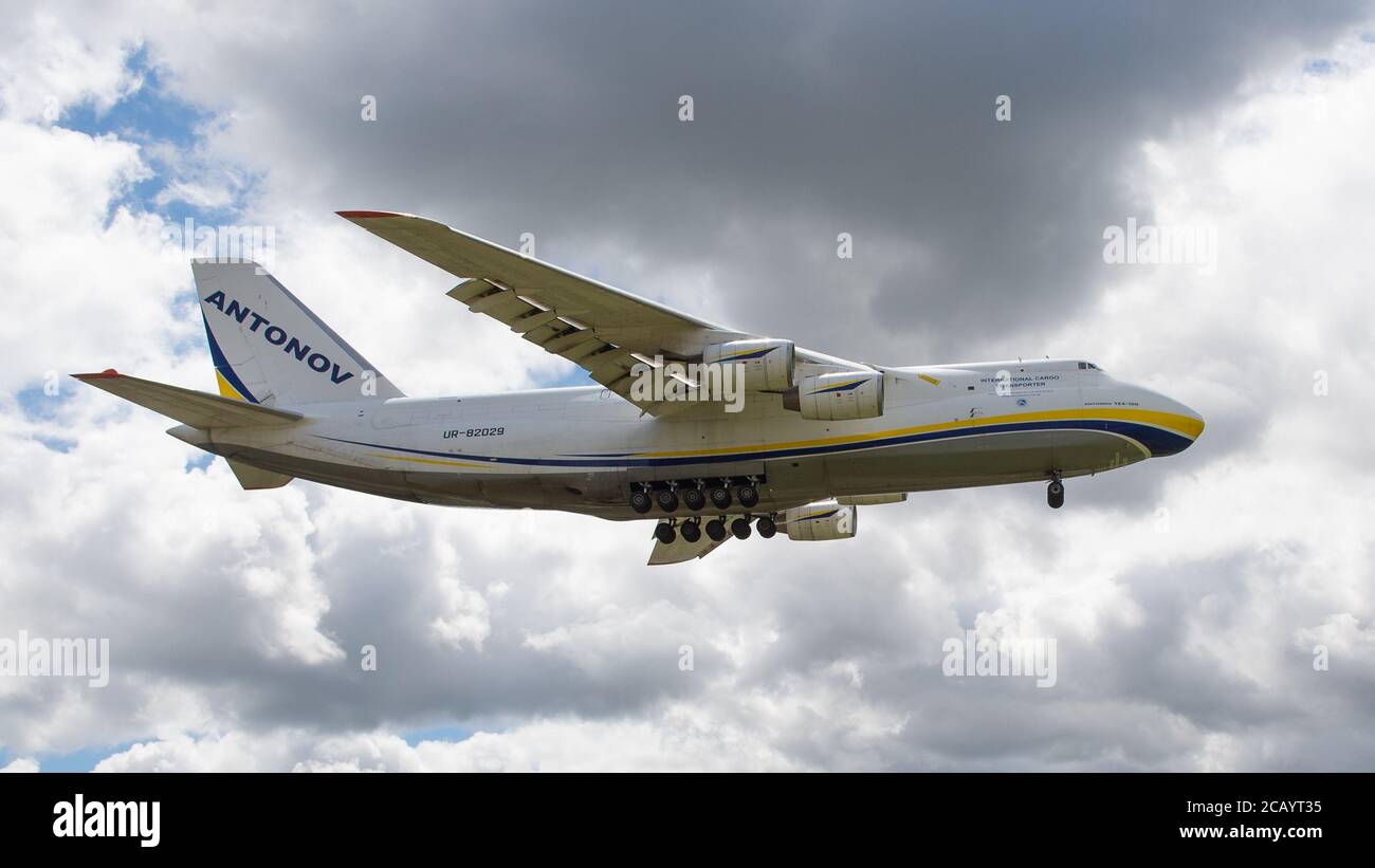 Eine allgemeine Ansicht der Antonov Airlines an-124-100 UR-82029 über ihre endgültige Annäherung an den Flughafen East Midlands. Sonntag, 26. Juli 2020. (Quelle: Jon Hobley, Mi News) Stockfoto