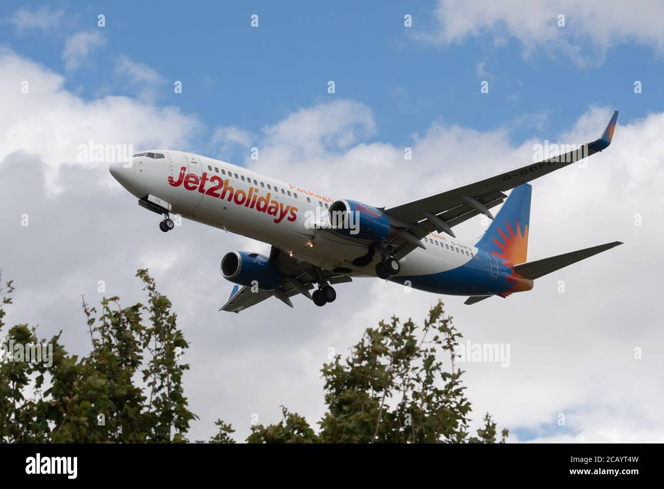 Ein allgemeiner Blick auf Jet2 Holidays Boeing 737-8K5 G-GDFU auf seine endgültige Annäherung an den East Midlands Airport. Sonntag, 26. Juli 2020. (Quelle: Jon Hobley, Mi News) Stockfoto