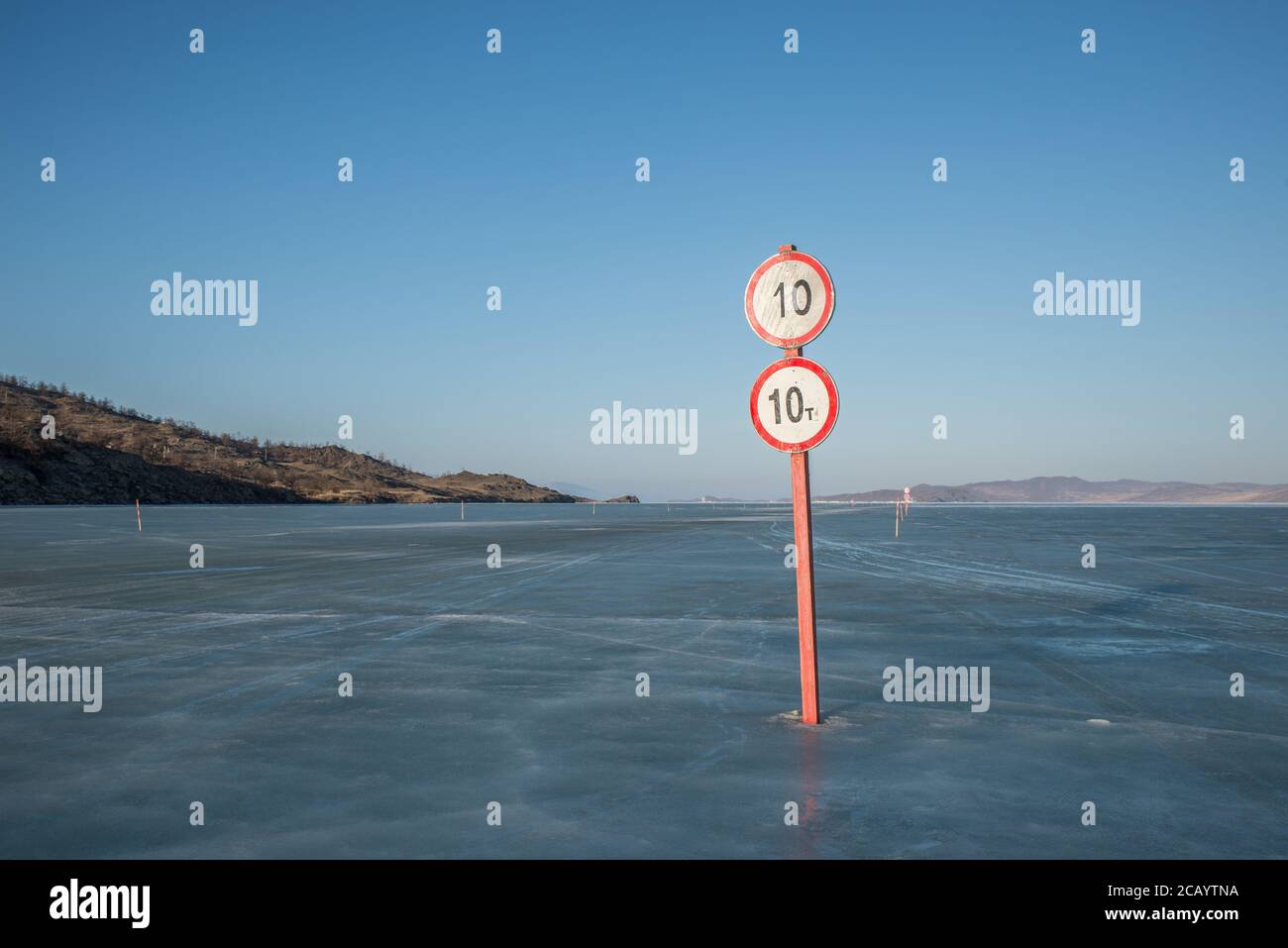 Straßensignale auf den gefrorenen Gewässern des Baikalsees, Russland Stockfoto