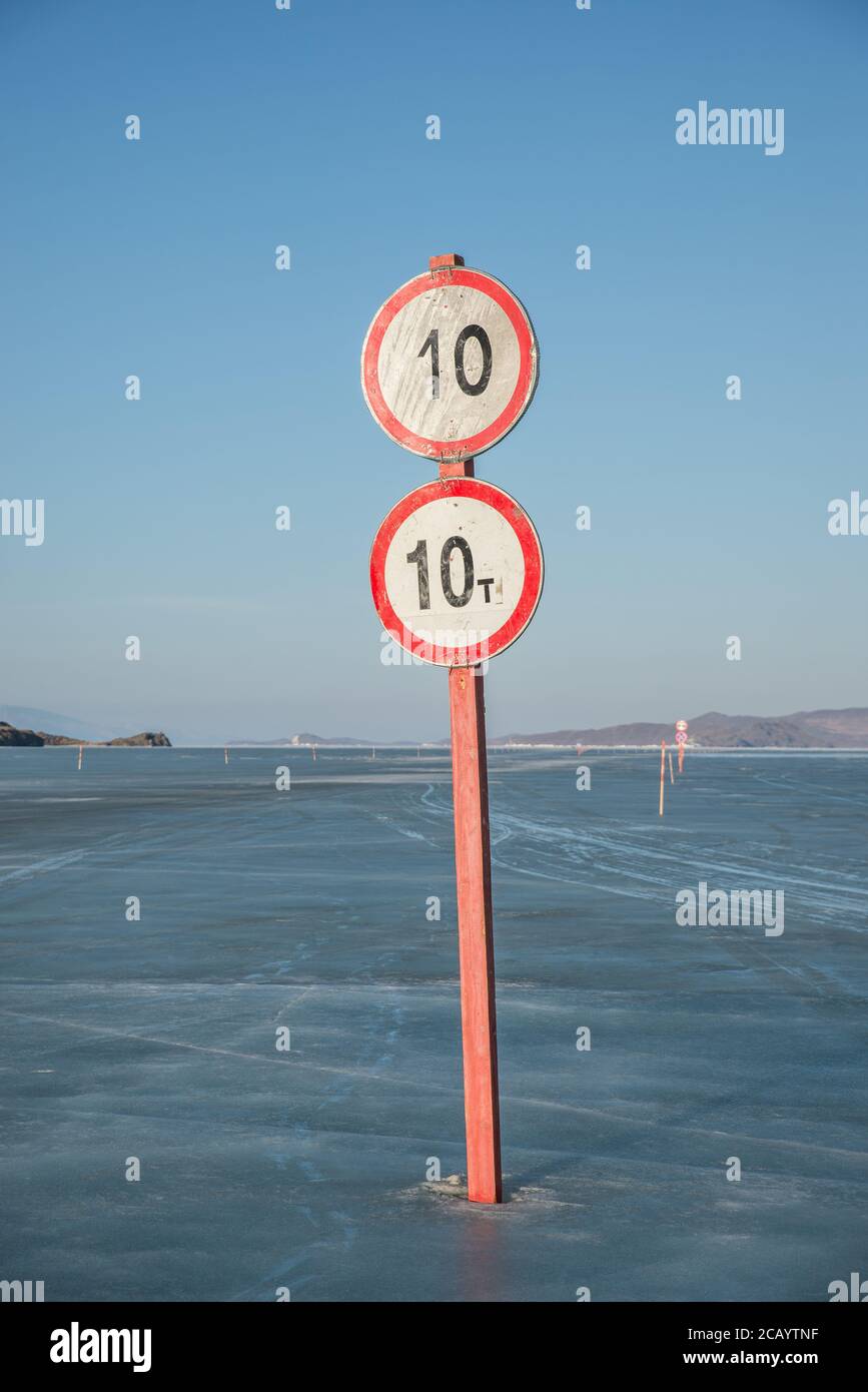 Straßensignale auf den gefrorenen Gewässern des Baikalsees, Russland Stockfoto