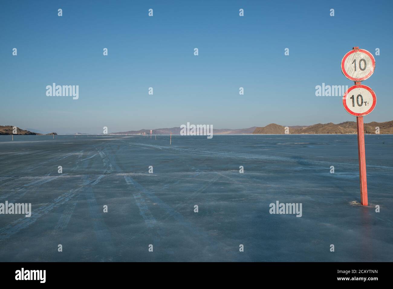 Straßensignale auf den gefrorenen Gewässern des Baikalsees, Russland Stockfoto