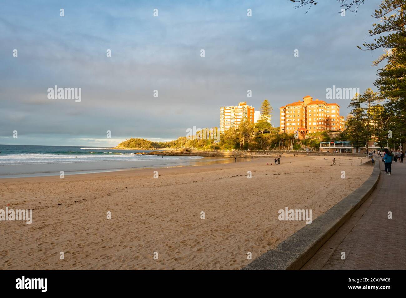 Sydney NSW Australien - 7. Juli 2019 - Shelly Beach Blue Waters und North Head Hintergrund Weichzeichnung in goldener Stunde Von einem sonnigen Winternachmittag Stockfoto
