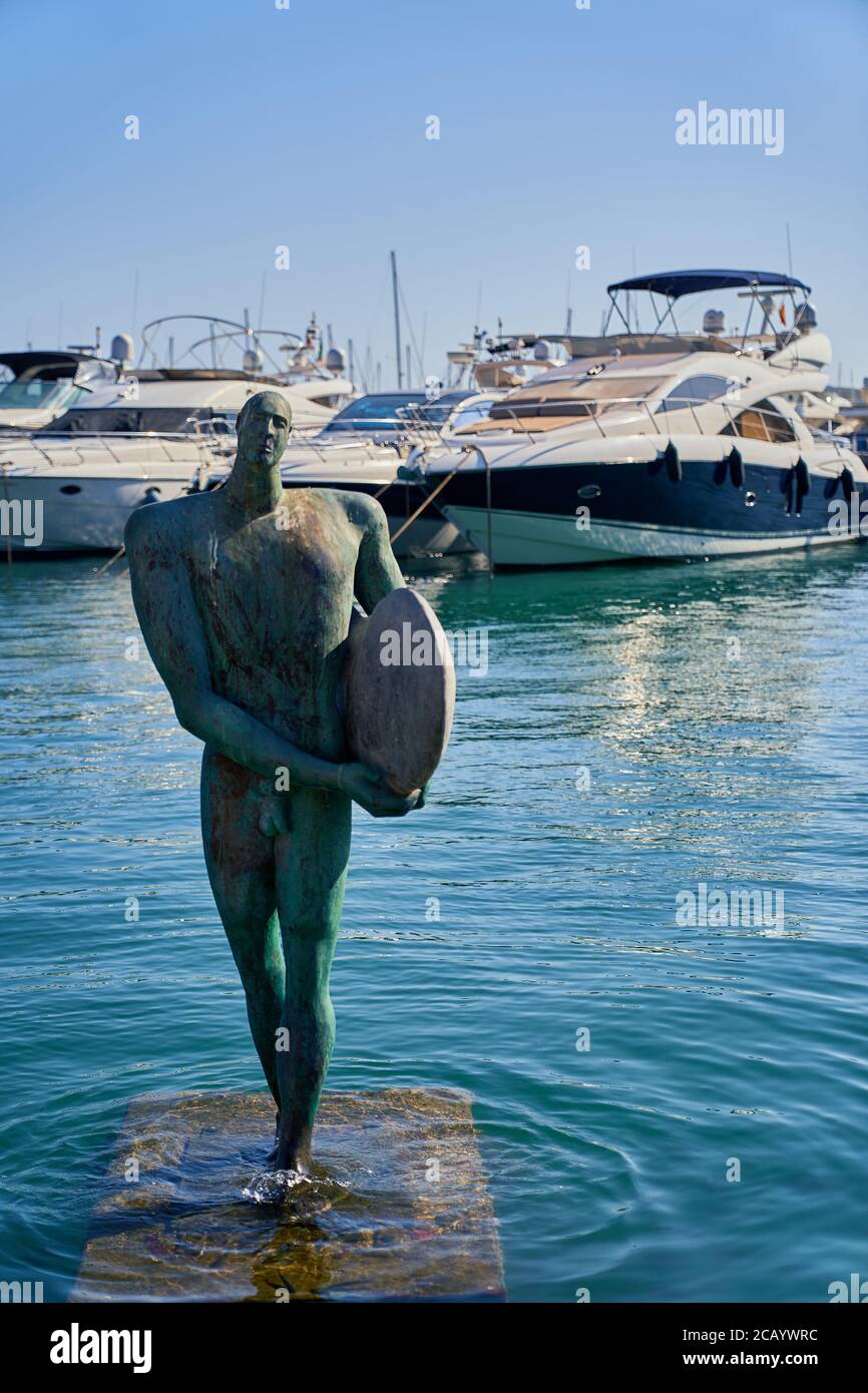 "Die Rückkehr des Icarus mit seinem Surf-Flügel" eine Skulptur auf Meereshöhe in Alicante, Spanien, Europa, Juli 2020 Stockfoto