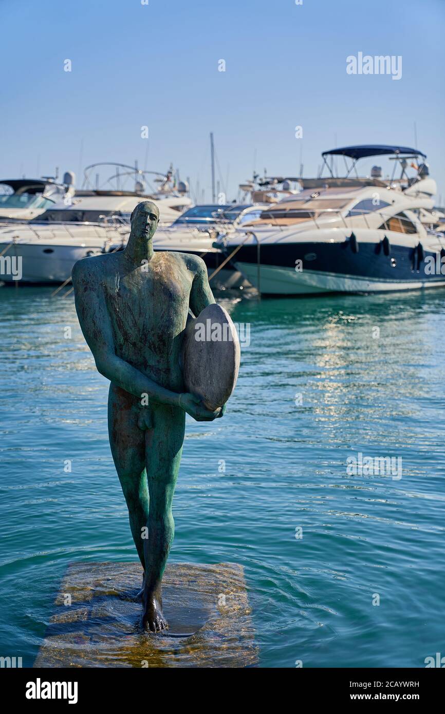 "Die Rückkehr des Icarus mit seinem Surf-Flügel" eine Skulptur auf Meereshöhe in Alicante, Spanien, Europa, Juli 2020 Stockfoto