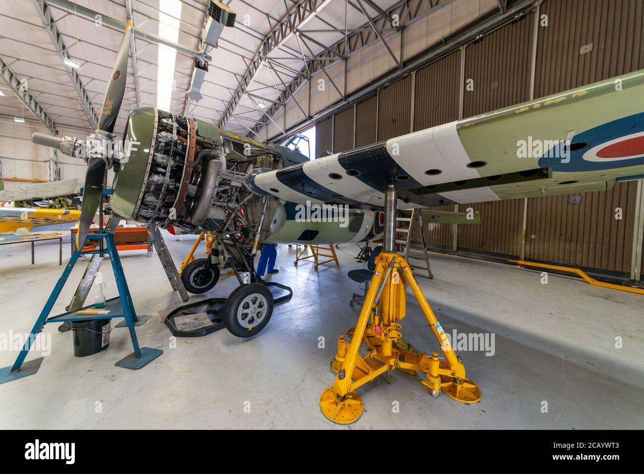 Grumman F4F Wildcat wird in einem Hangar im Imperial war Museum, Duxford, Cambridgeshire, Großbritannien, gewartet Stockfoto