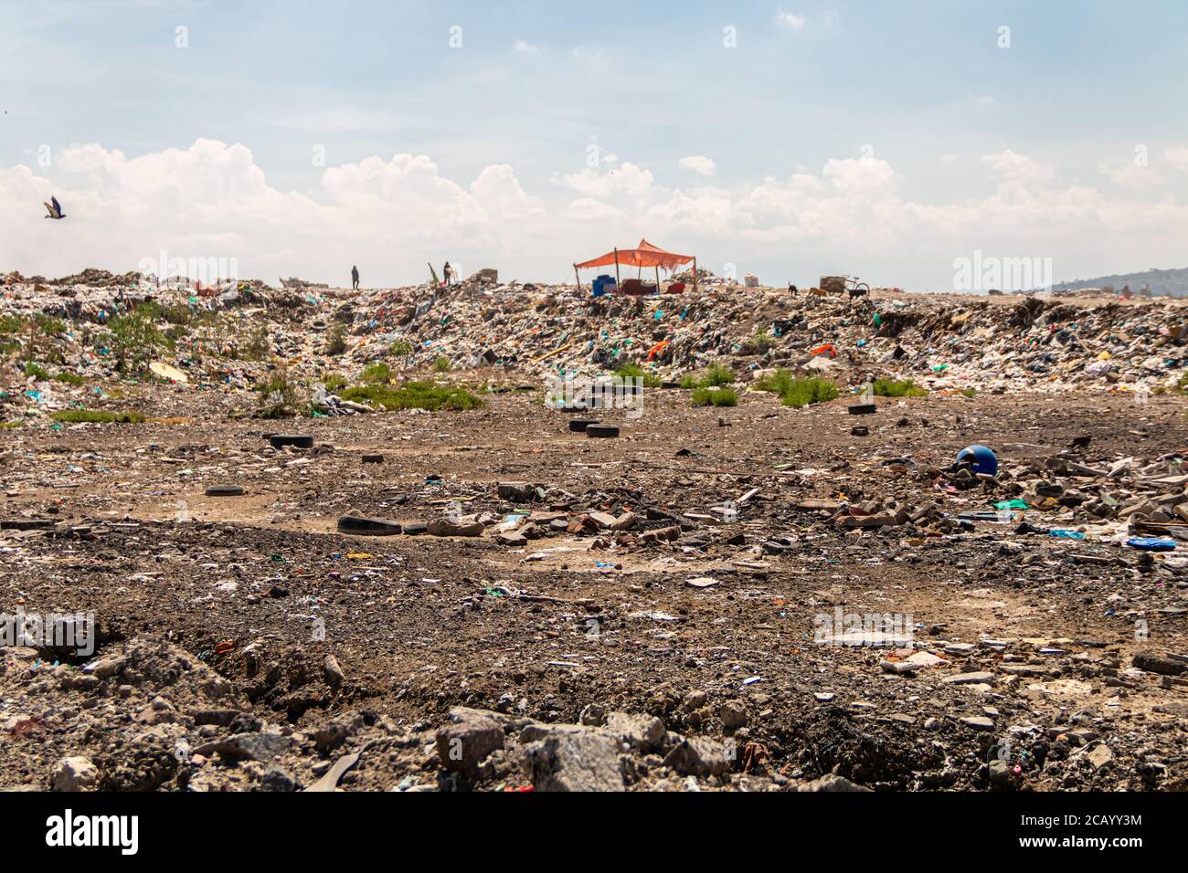 Eine riesige Mülldeponie. Ansammlung von Müll auf Deponien oder Deponien. Verschmutzungskonzept. Stockfoto