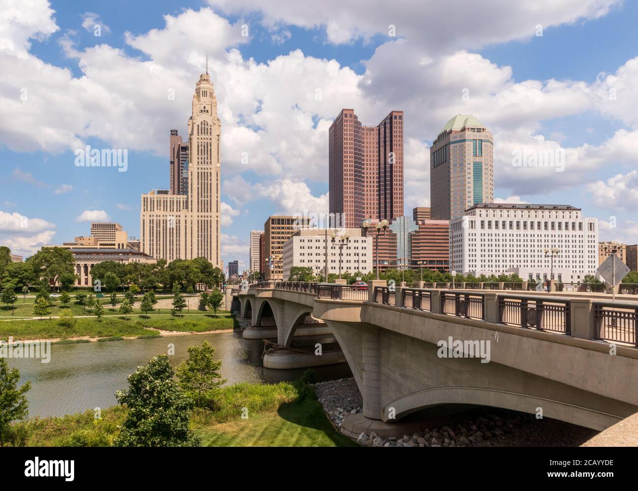 Stadtbild von Columbus, Ohio, über dem Scioto River vom Battelle Riverfront Park Stockfoto