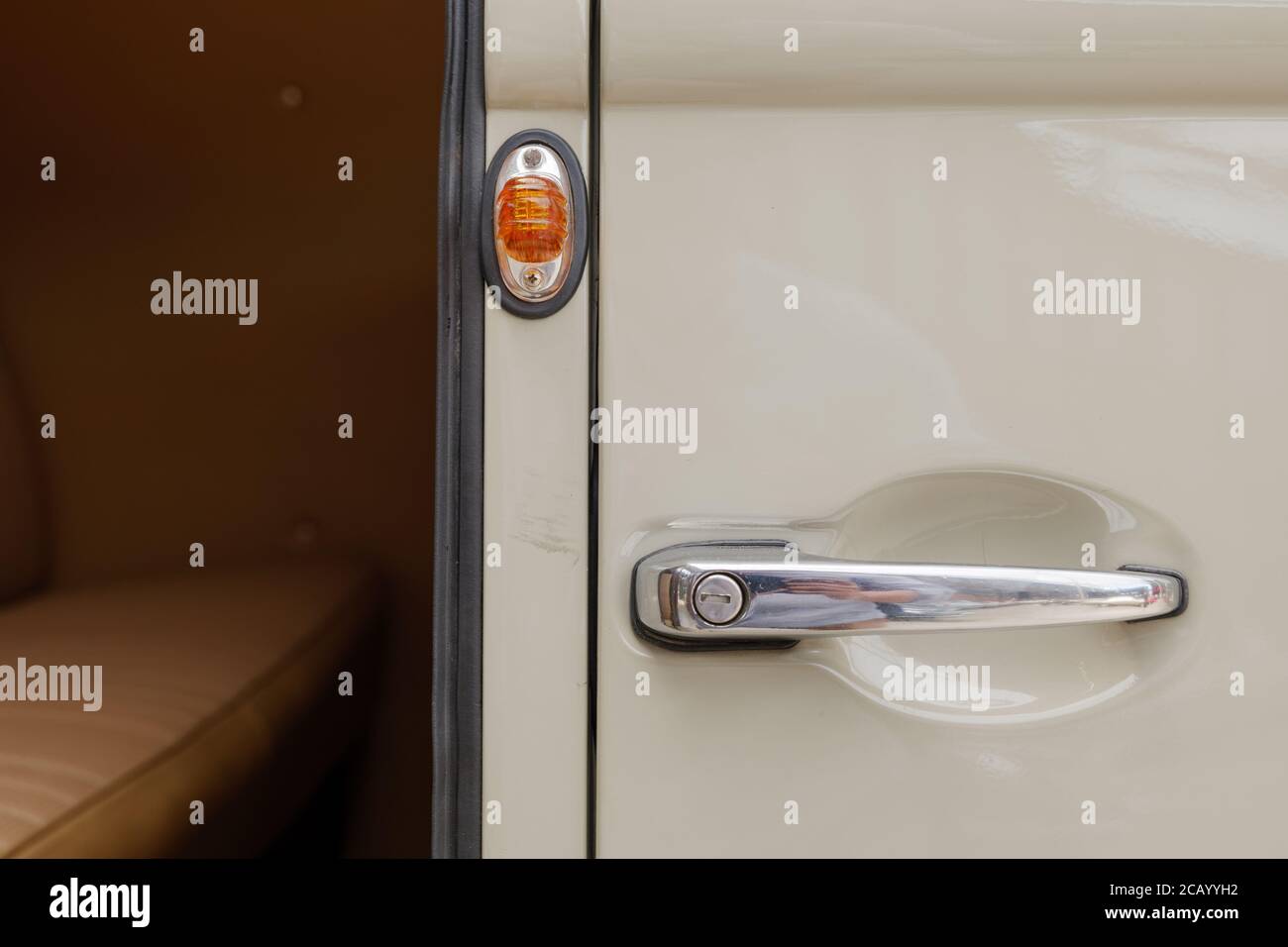 Detail am glänzenden Türgriff von Vintage und Classic VW, Volkswagen Bus oder Van bei einer Classic Remise in Düsseldorf, Deutschland. Stockfoto