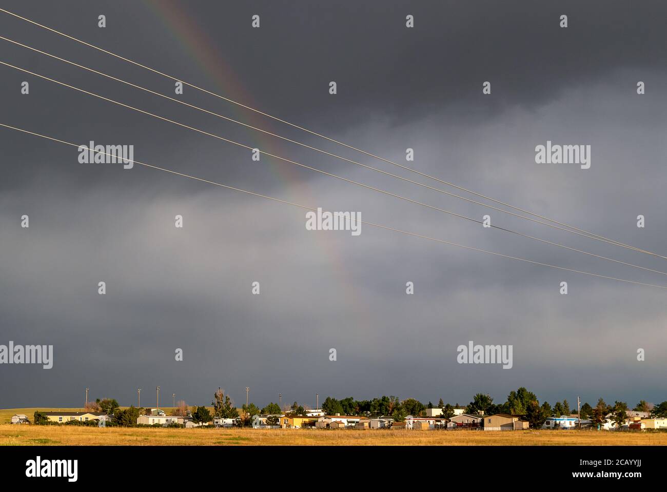Ein wunderschöner Regenbogen auf den Ebenen von Ost-Colorado Stockfoto