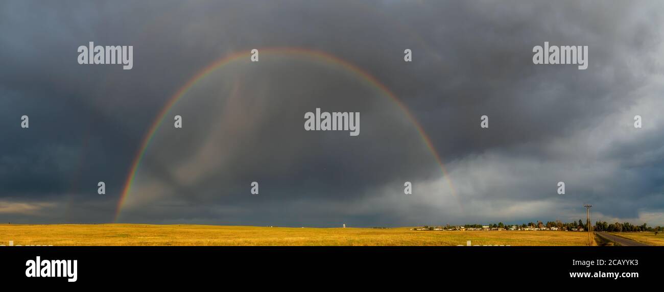 Ein wunderschöner Regenbogen auf den Ebenen von Ost-Colorado Stockfoto
