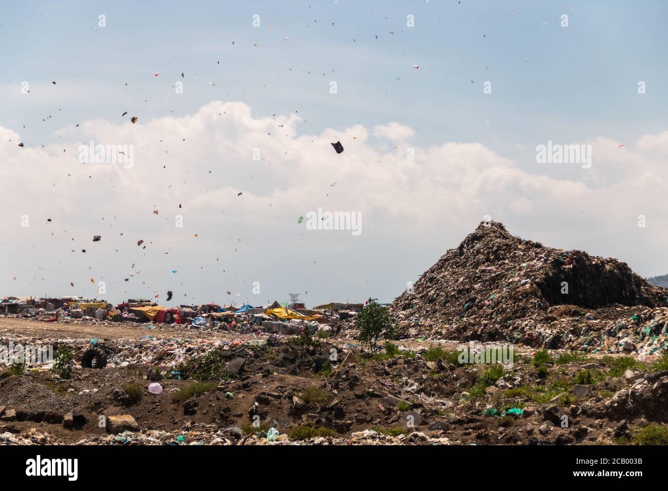 Eine riesige Mülldeponie. Ansammlung von Müll auf Deponien oder Deponien. Verschmutzungskonzept. Stockfoto