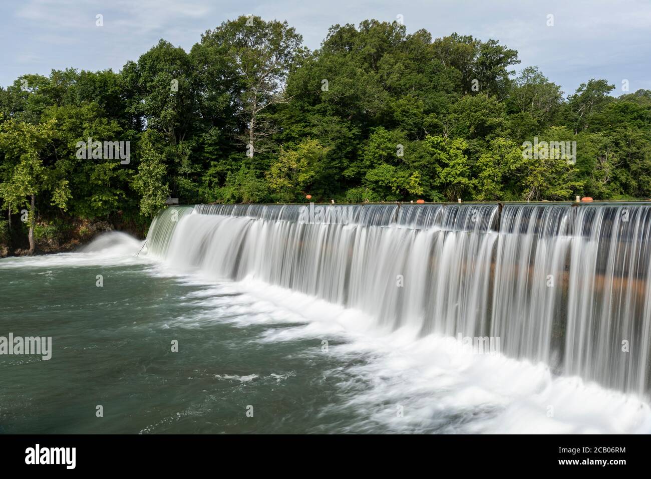 Ein Damm am Spring River in Arkansas. Stockfoto