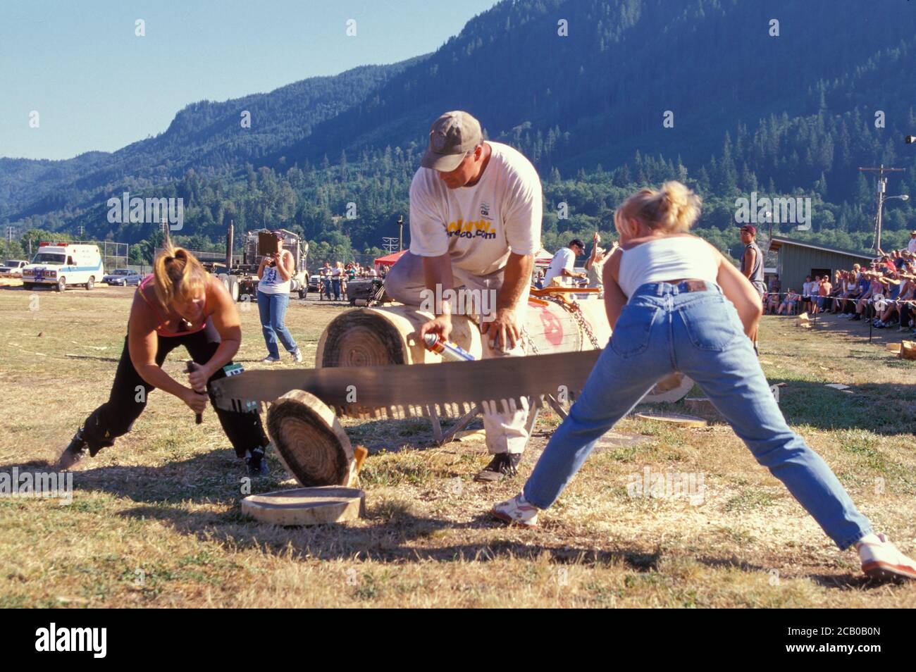 Jill und Jill Double Buck Sägen Wettbewerb Event, Loggers Jubilee celebration Morton, Washington USA Stockfoto