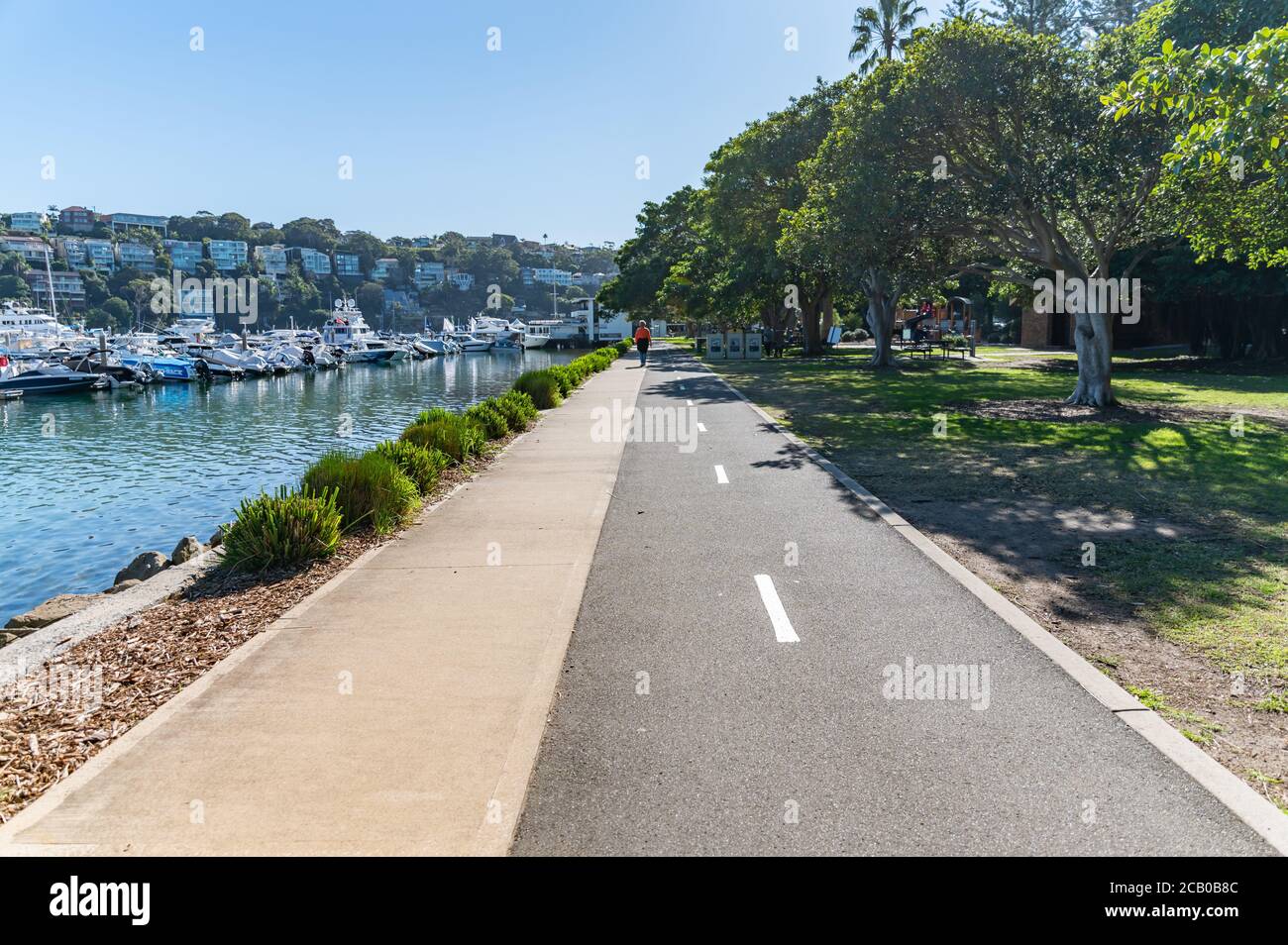 Sydney NSW Australien - 5. 2020 - EIN Fußweg bei Spit West Reserve an einem sonnigen Winternachmittag Stockfoto