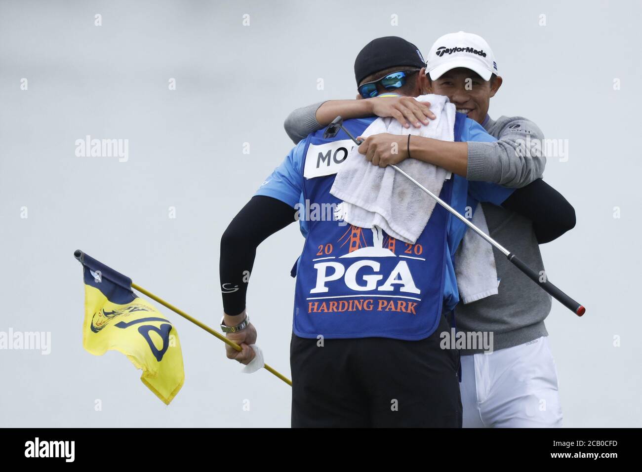 San Francisco, Usa. August 2020. Collin Morikawa umarmt seinen Caddy am 18. Loch und beendet den Tag am Sonntag, 9. August 2020, bei der Finalrunde der 102. PGA Championship im TPC Harding Park in San Francisco mit 13 unter Par. Foto von Peter DaSilva/UPI Credit: UPI/Alamy Live News Stockfoto