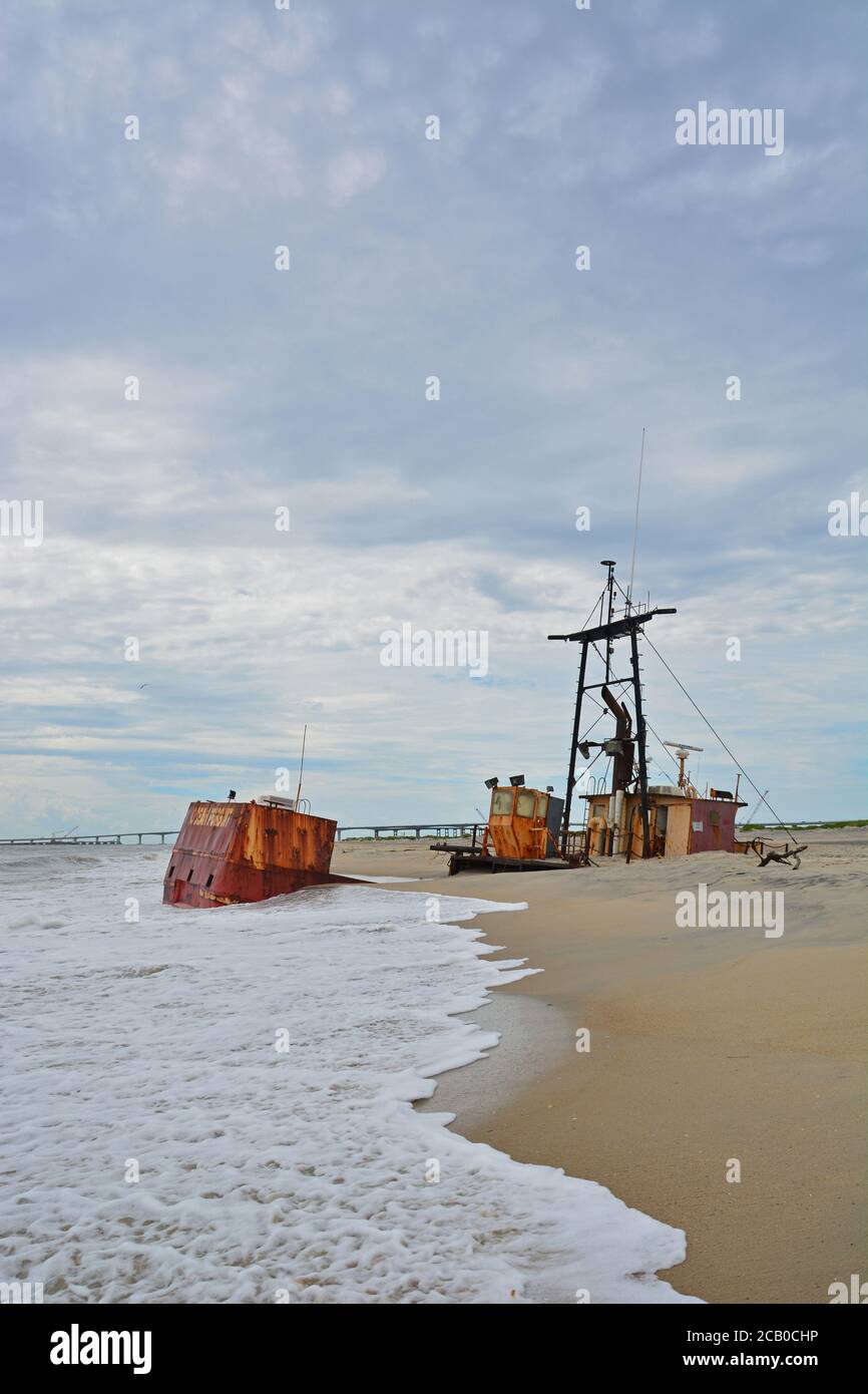 Der Fischtrawler Ocean Pursuit gestrandet am Strand vor Oregon Inlet in Nags Head, NC 1. März 2020 und 5 Monate später sinkt in den Strand. Stockfoto