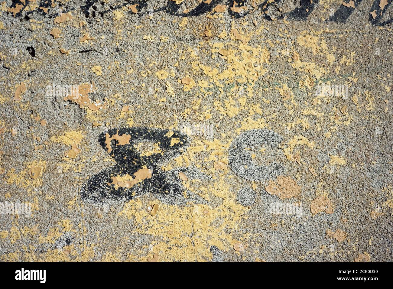 Grafische Muster Hintergrund und Schrift typografisches Design auf einer Betonwand Textur. Stockfoto