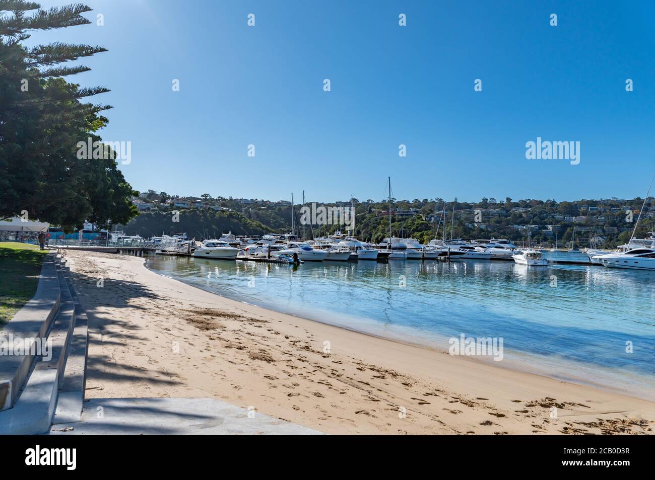 Sydney NSW Australien - 5. 2020 - Spit West Reserve Und Boote festgemacht Hintergrund Blur an einem sonnigen Winternachmittag Stockfoto
