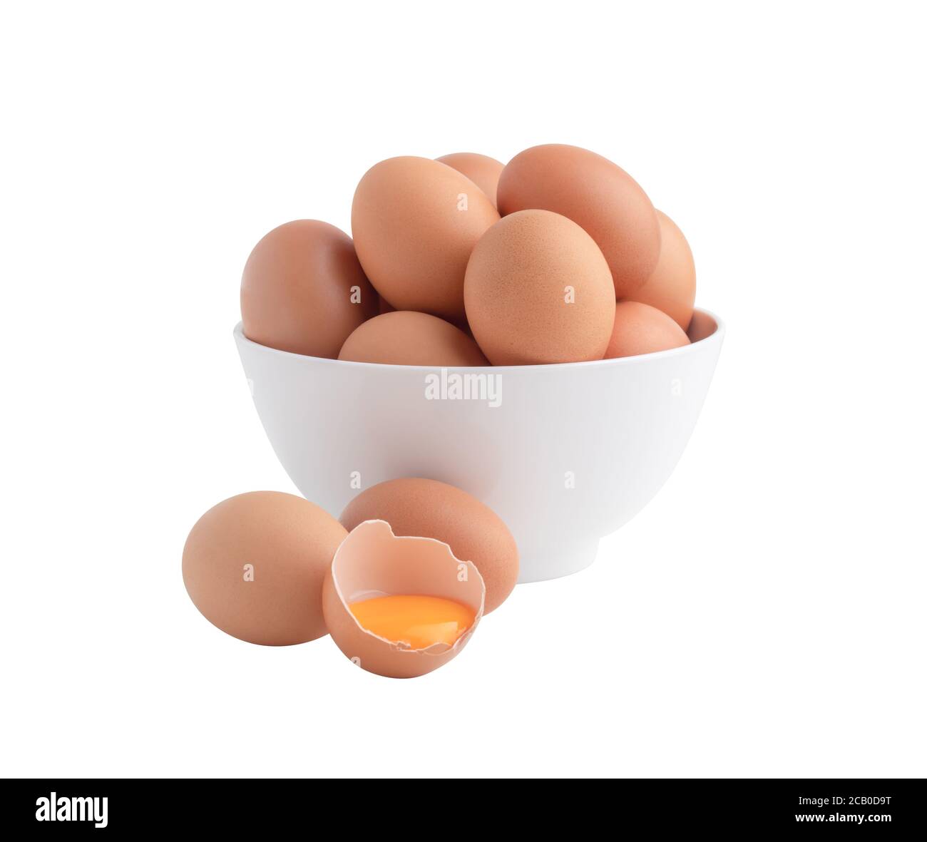 Hühnereier in der weißen Schüssel und ein Ei ist mit dem Eigelb auf dem Boden gebrochen. Rohkost isoliert auf dem weißen Hintergrund mit Schneidewegen Stockfoto