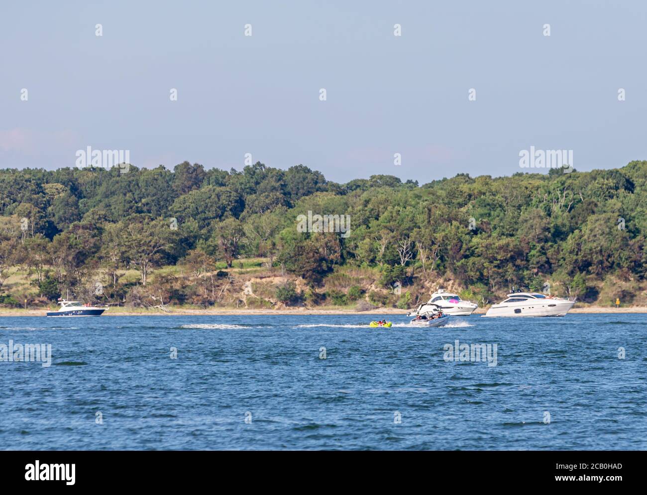 Private Yachten und Boote in Smith Cove an einem sonnigen Sommertag, Shelter Island, NY Stockfoto