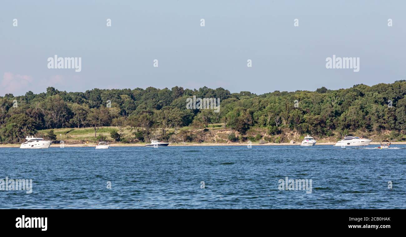 Private Yachten und Boote in Smith Cove an einem sonnigen Sommertag, Shelter Island, NY Stockfoto