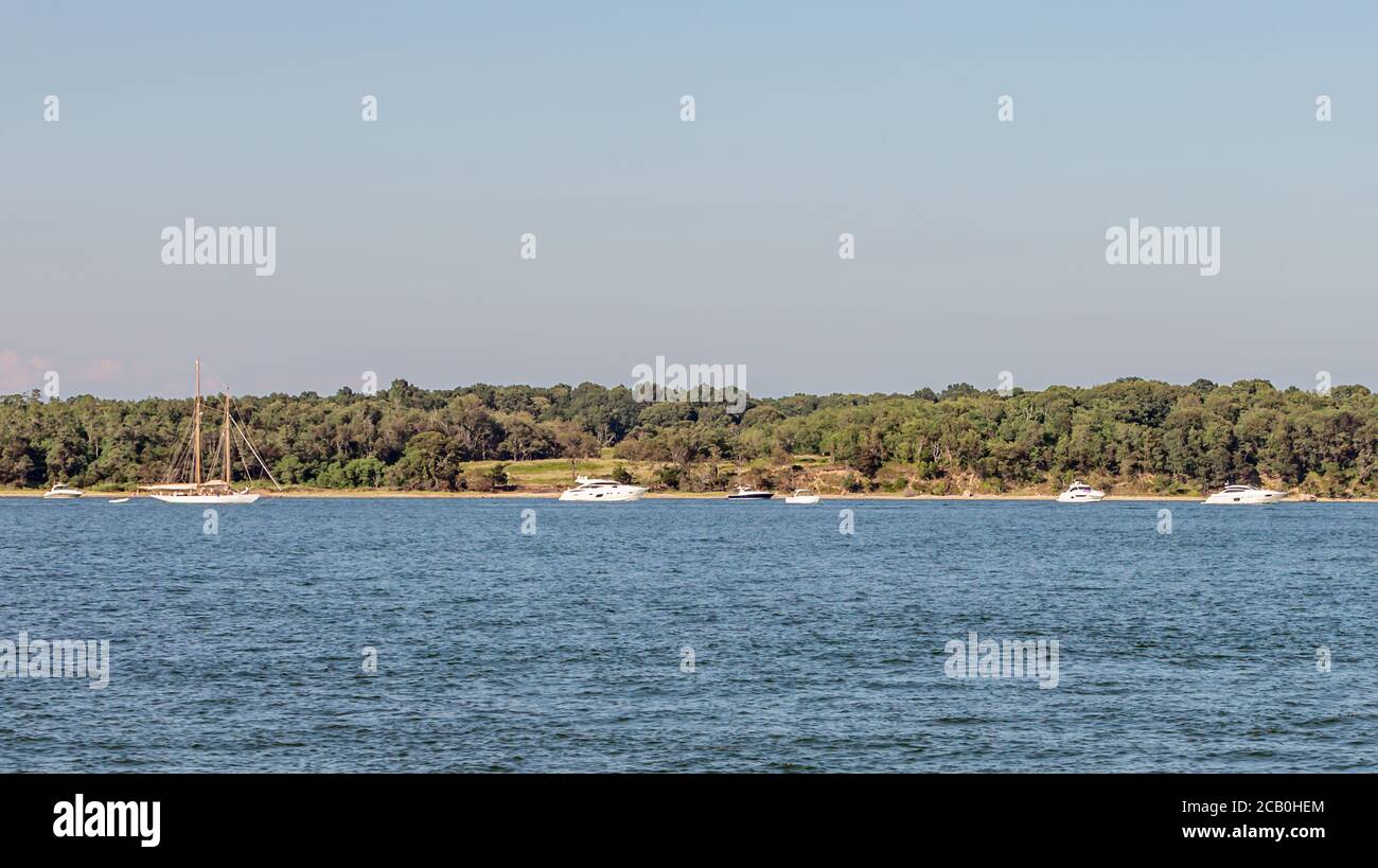 Private Yachten und Boote in Smith Cove an einem sonnigen Sommertag, Shelter Island, NY Stockfoto