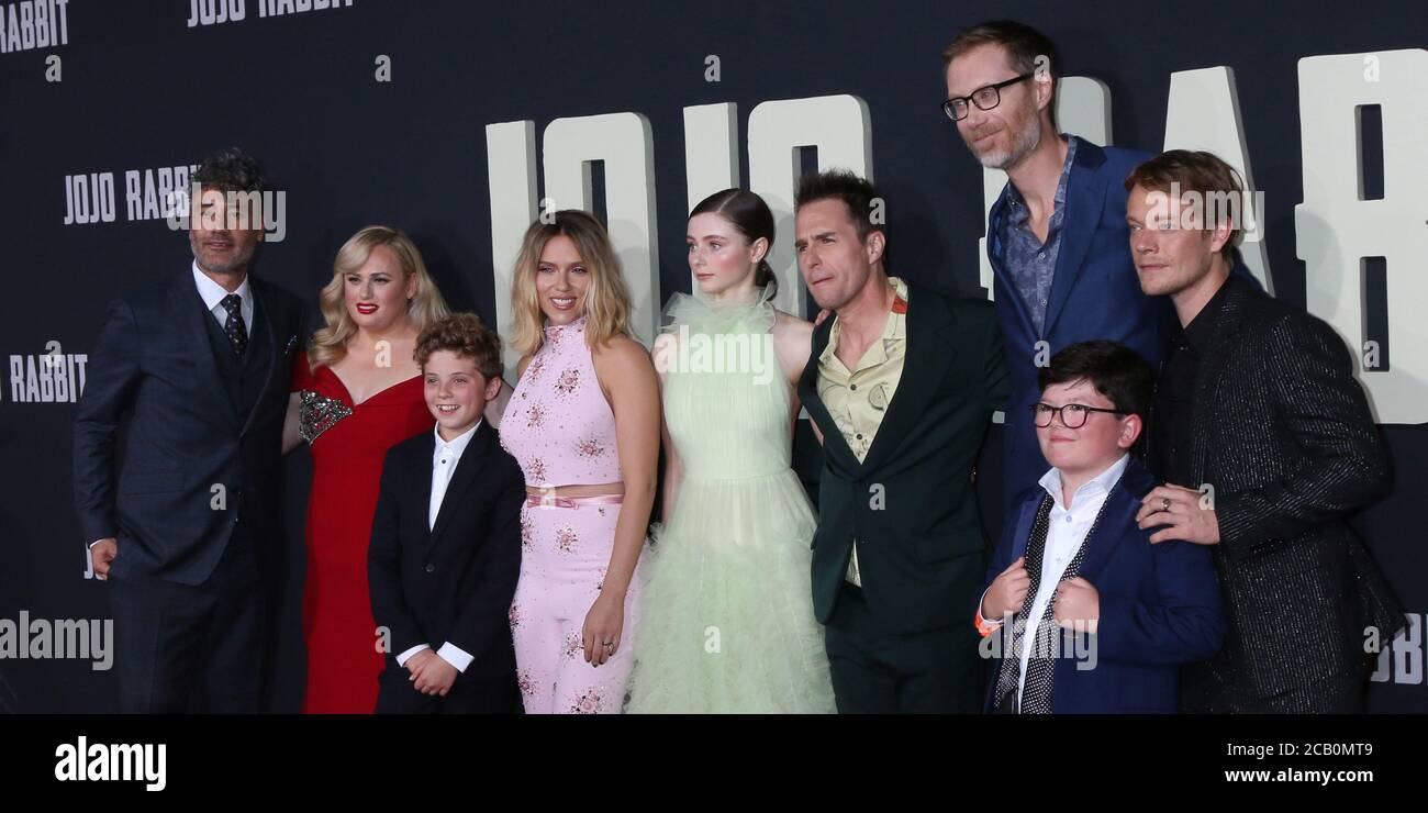 LOS ANGELES - Okt 15: Chelsea Winstanley, Carthew Neal, Taika Waititi, Rebel Wilson, Roman Griffin Davis, Scarlett Johansson, Thomasin McKenzie, Sam Rockwell, Stephen Merchant, Archie Yates, Alfie Allen bei der Premiere von 'Jojo Rabbit' in der American Legion Post 43 am 15. Oktober 2019 in Los Angeles, CA Stockfoto