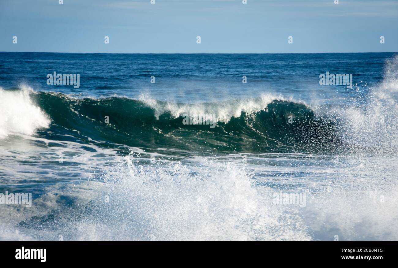 Welle bricht mit weißem Schaum im Wind gesehen geblasen Von der Vorderansicht Stockfoto