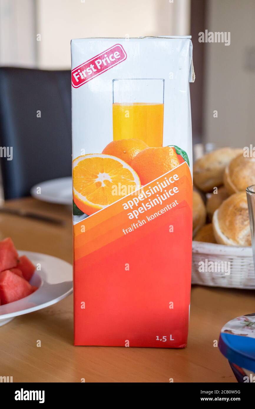 Ringkobing Jütland Dänemark - 6. August 2020 - Apfelsaft Box First Preis mit Breadrolls Hintergrund Unschärfe auf einem sonnigen Sommermorgen Stockfoto