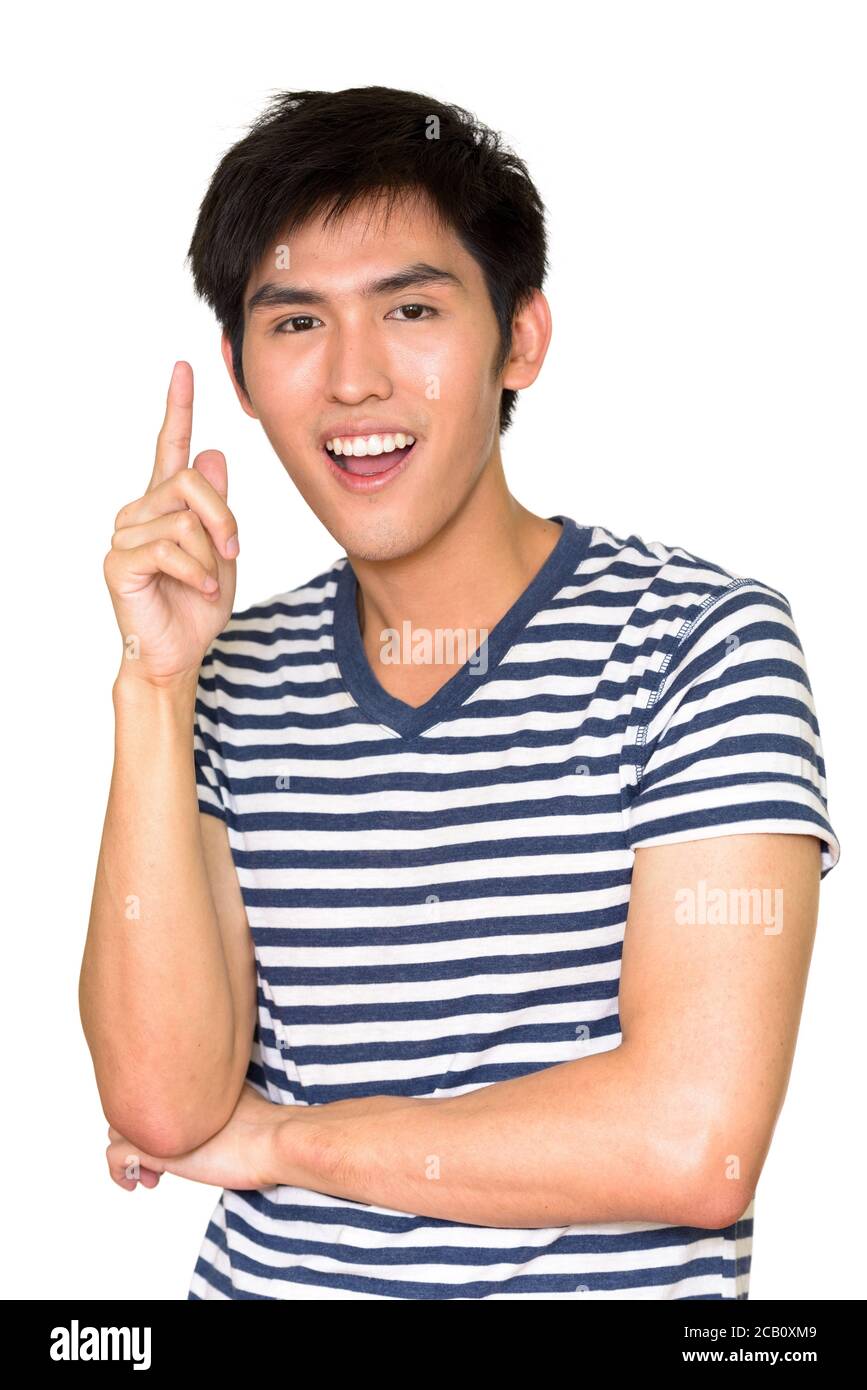 Studioaufnahme eines jungen glücklichen asiatischen Mannes, der eine Idee hat Isoliert vor weißem Hintergrund Stockfoto