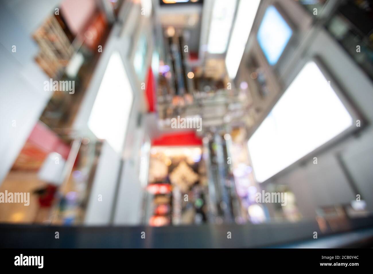 Abstrakt verwischen Lichter im Ladengeschäft Mall Hintergrund. Interieur sauber Supermarkt Lifestyle-Konzept für City-Shop Plakatwand, Verbraucher Weg modernen Markt Stockfoto