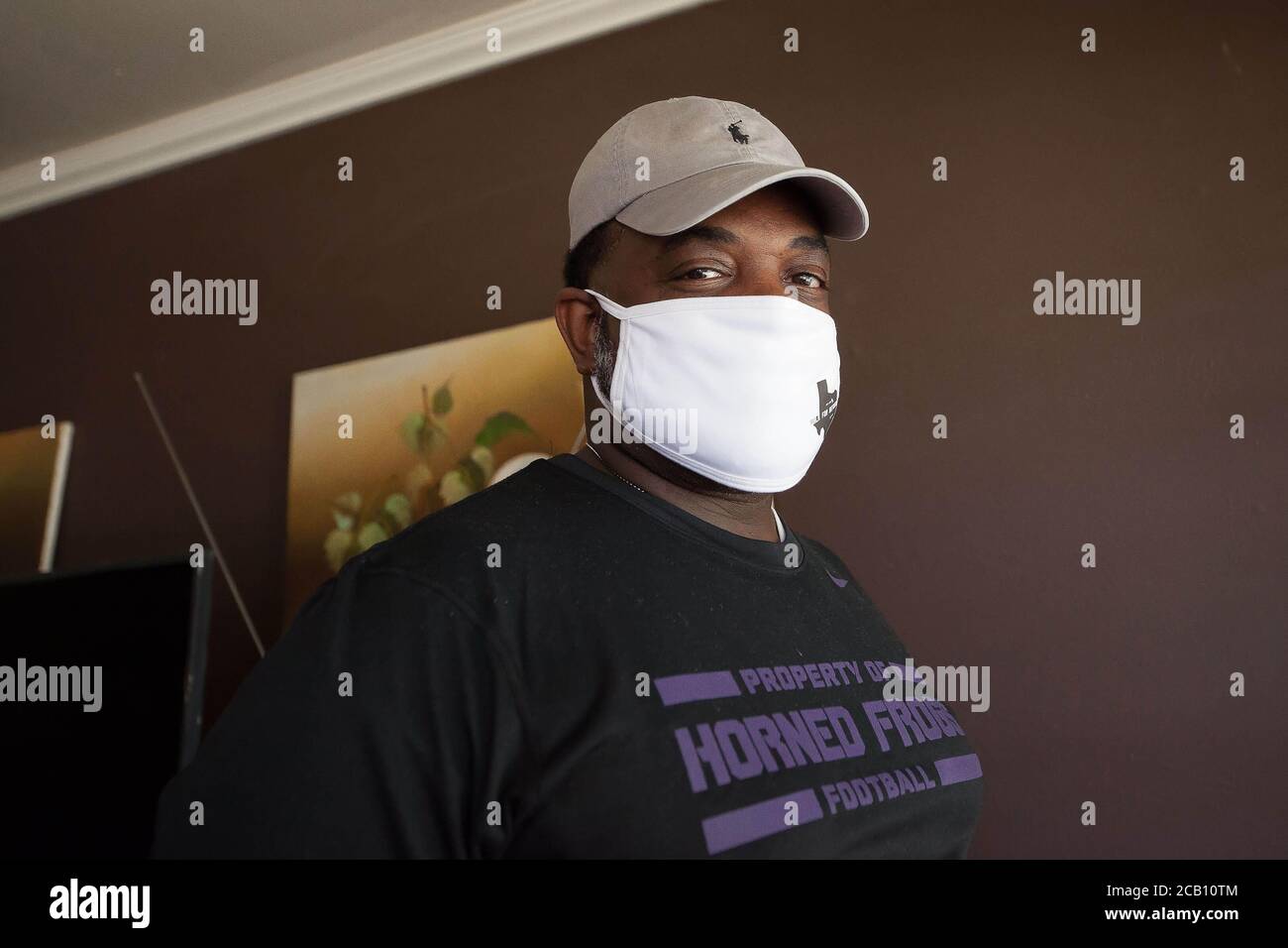 Ft Worth, TX, USA. August 2020. 8. August 2020: Leon Reed, Jr, in seinem Haus in Ft Worth. Leon wird sich auf einen 200 Meilen langen Spaziergang von Ft Worth nach Austin, TX, aufmachen, um einen Brief zu überreichen und seine Gedanken zur Polizeireform mit Gov zu besprechen. Greg Abbott. Da er nicht sicher ist, wann er ankommen wird, hat er noch kein Treffen mit dem Gouverneur eingerichtet. Abbott, und er hofft, dass der Gouverneur ihn sehen wird. Leon ist seit 16 Jahren Strafverteidiger in Ft Worth und hofft, dass seine Ideen zu Veränderungen führen werden. Der Name seines Spaziergangs heißt Walk for Reform. Kredit: Leslie Spurlock/ZUMA Wire/Alamy Live Nachrichten Stockfoto